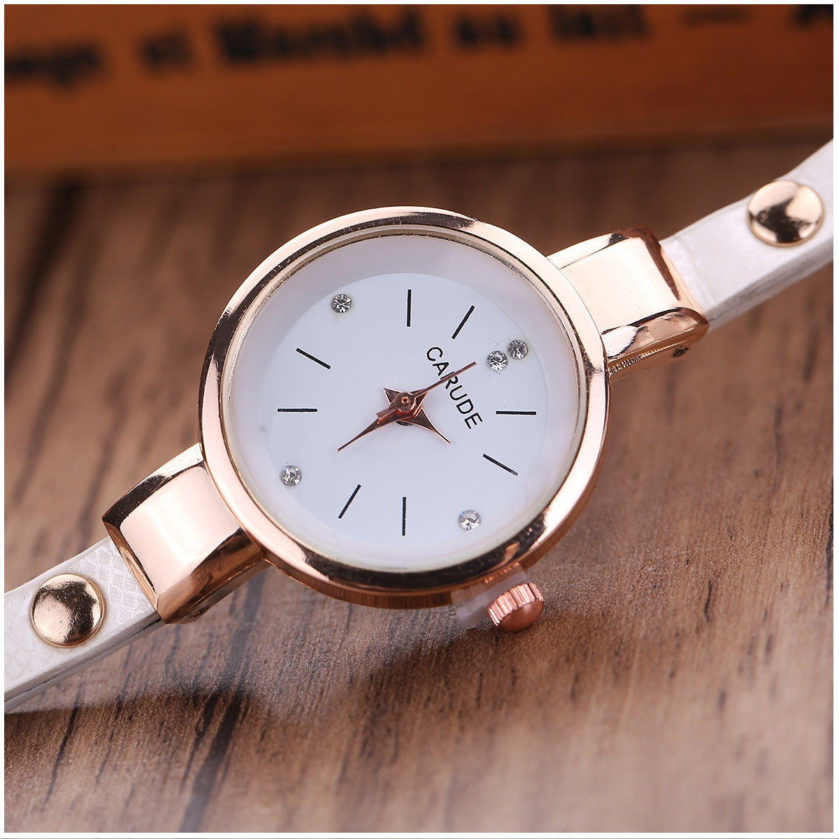 Reloj de lujo Personalizado para Mujeres con Incrustaciones y Pulsera Blanca