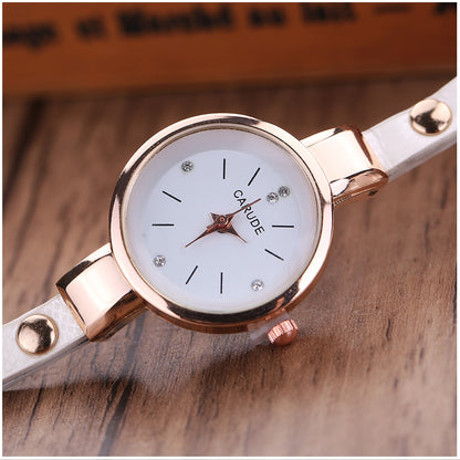 Reloj de lujo Personalizado para Mujeres con Incrustaciones y Pulsera Blanca