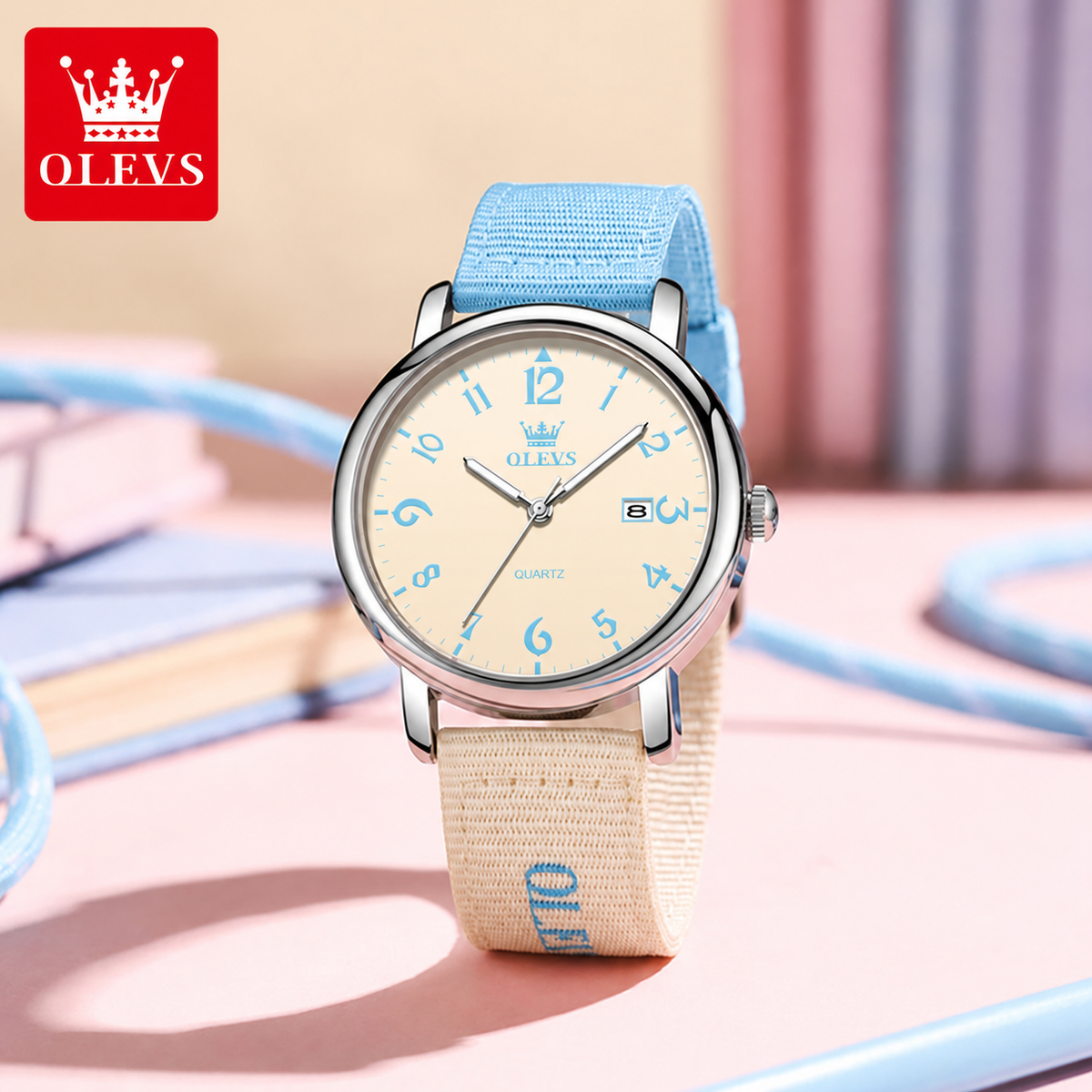 Reloj OLEVS 2991 para mujer celeste y beige, reloj completo en un escenario de estilo casual