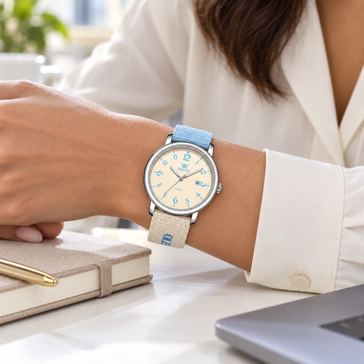 Reloj OLEVS 2991 para mujer celeste y beige, mujer usando el reloj en la oficina