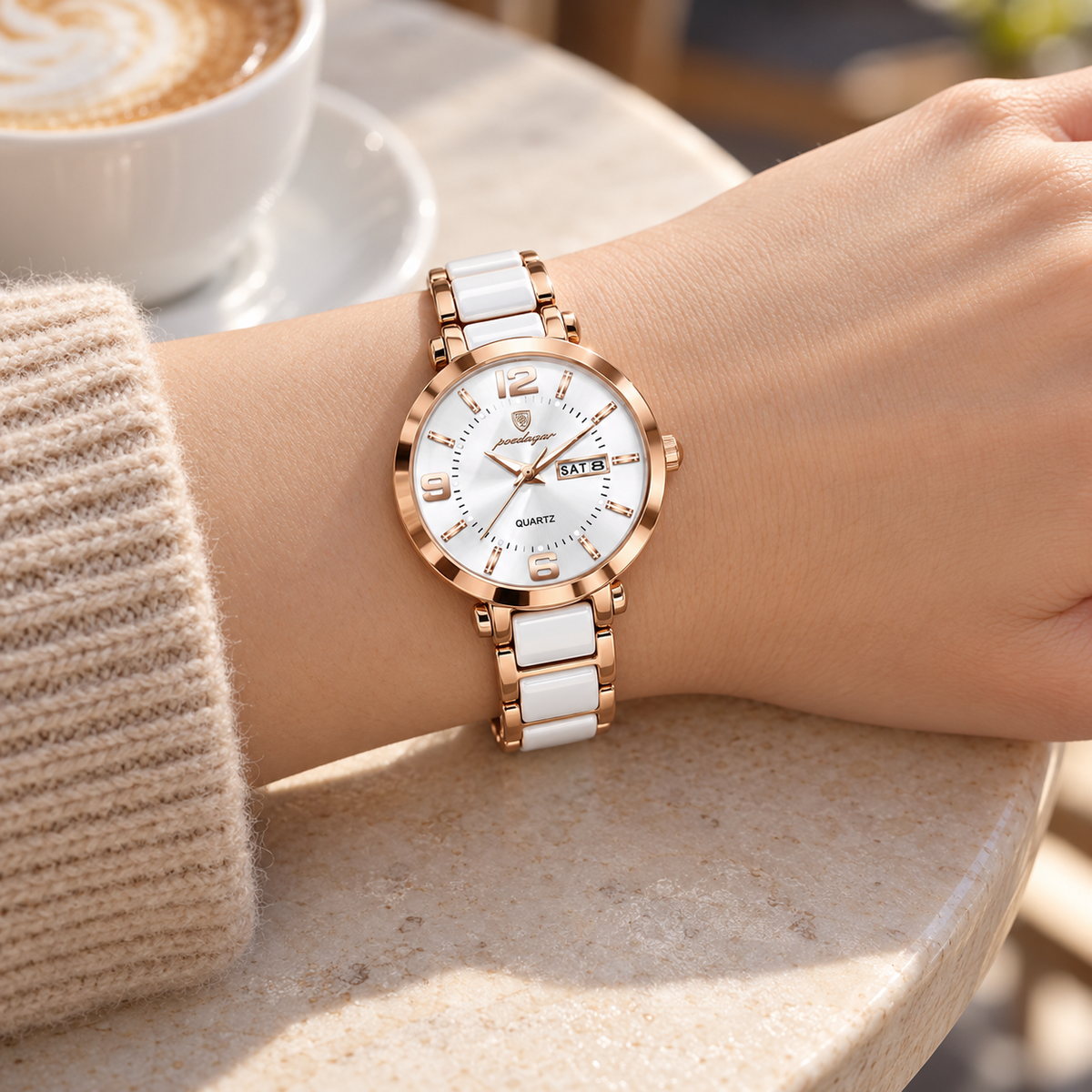 Reloj análogo POEDAGAR para mujer blanco y oro rosa, en uso en la muñeca