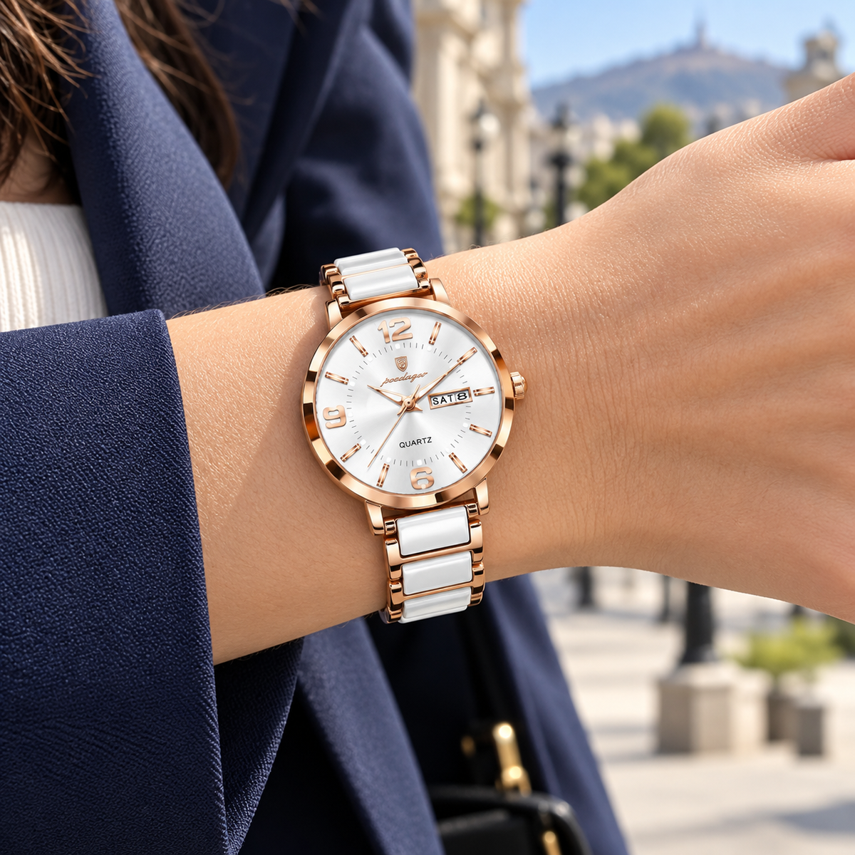 Reloj análogo POEDAGAR para mujer blanco y oro rosa, en uso en la muñeca