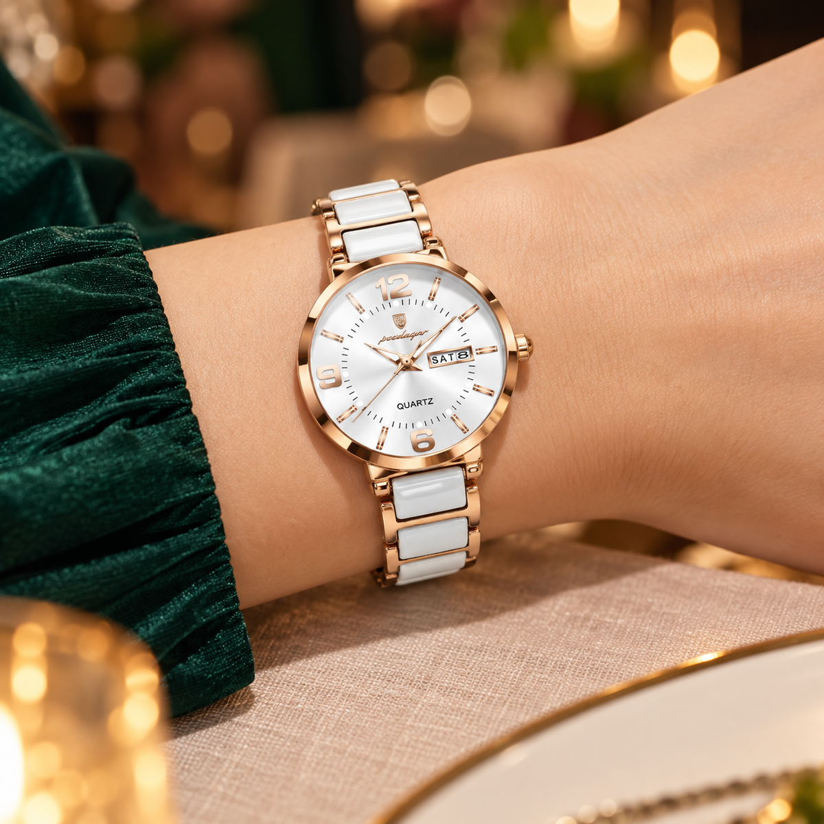 Reloj análogo POEDAGAR para mujer blanco y oro rosa, en uso en la muñeca