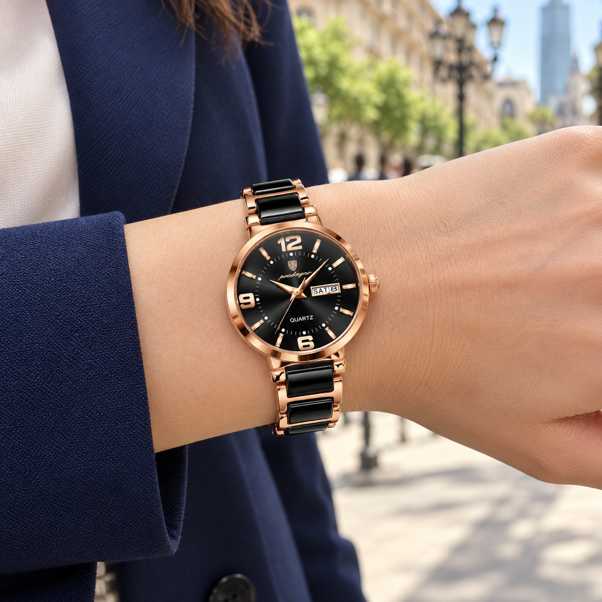 Reloj análogo POEDAGAR para mujer negro y oro rosa, en uso en la muñeca