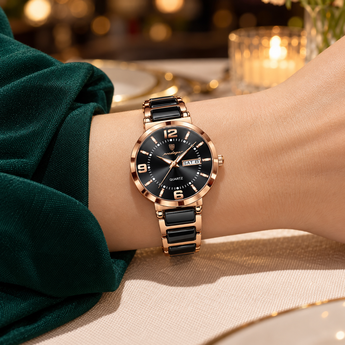 Reloj análogo POEDAGAR para mujer negro y oro rosa, en uso en la muñeca