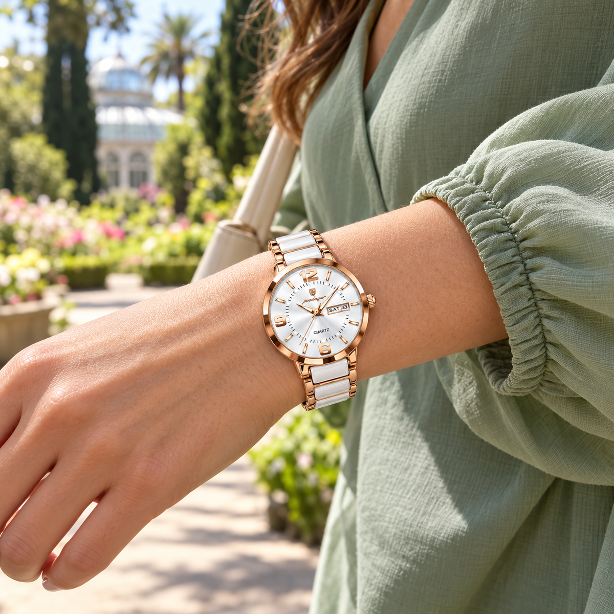 Mujer usando reloj blanco y oro rosa al aire libre, sin precios